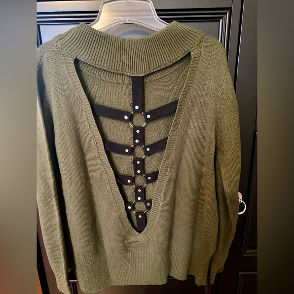 NEW PRICE‼️✨Cut-out back detail B. Original hunter green sweater in size Sm/M.✨ - Picture 4 of 5